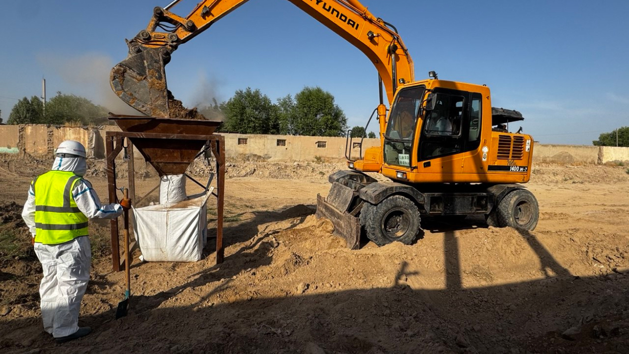 Loading pesticides in Big Bags